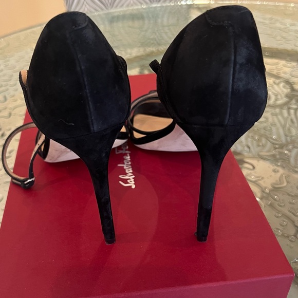 Salvatore Ferragamo black suede ankle strap heels, Sz 9 Full Inclusion! - Picture 4 of 8